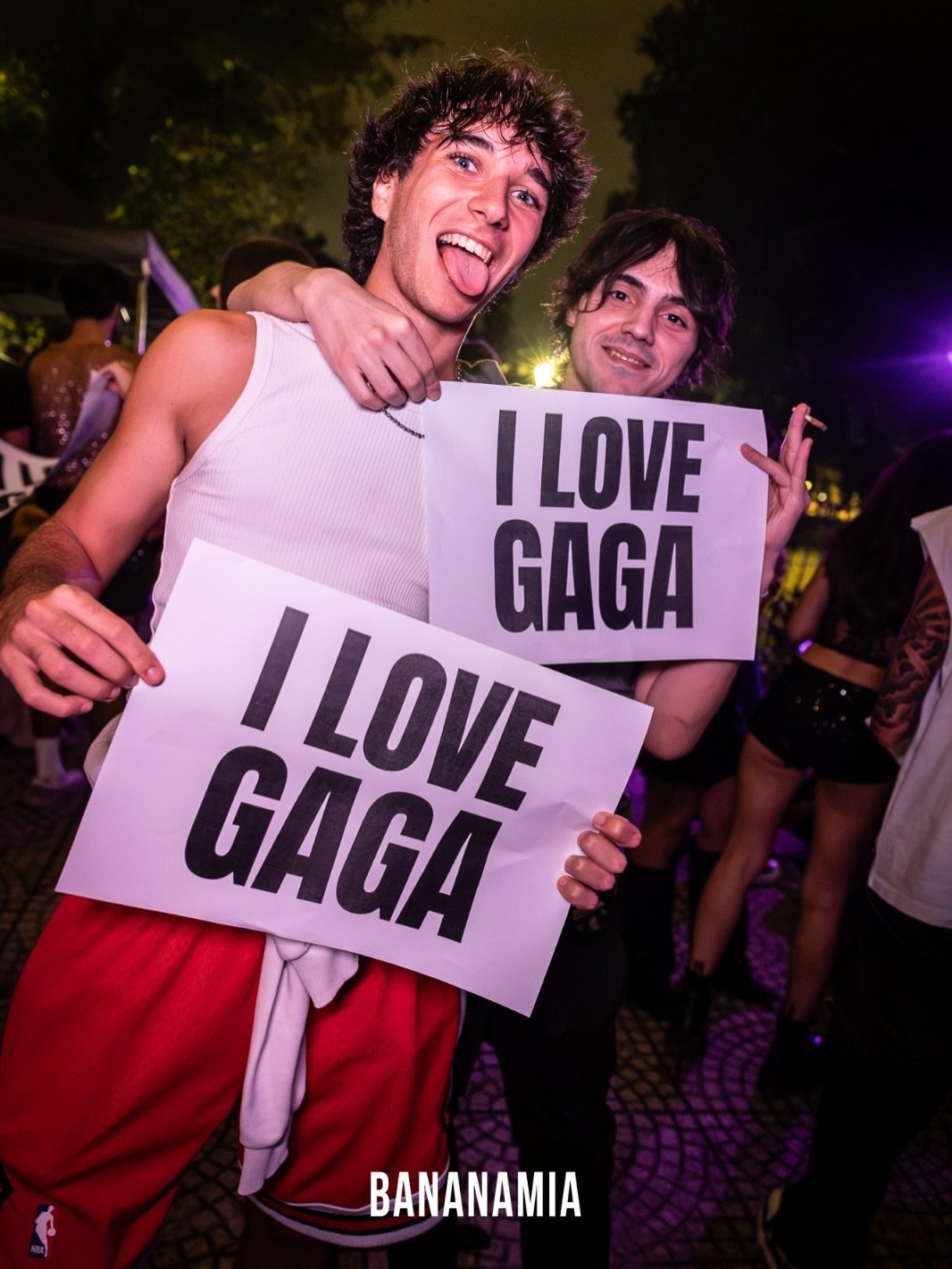 Due partecipanti Bananamia con cartelli I love Gaga